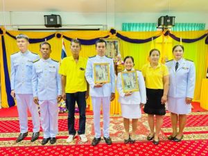 พิธีรับพระราชทานพระบรมฉายาลักษณ์ พระบาทสมเด็จพระเจ้าอยู่หัว ที่ฉายกับสมเด็จพระนางเจ้าฯ พระบรมราชินี