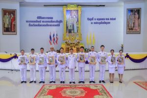 พิธีรับพระราชทานพระบรมฉายาลักษณ์ พระบาทสมเด็จพระเจ้าอยู่หัว ที่ฉายกับสมเด็จพระนางเจ้าฯ พระบรมราชินี