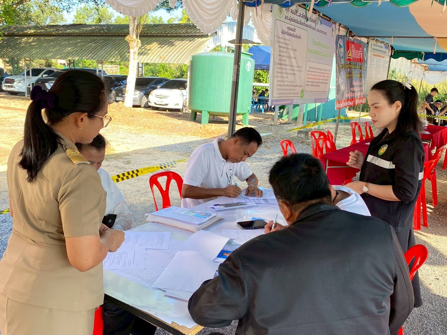 บรรยากาศการรับสมัครเลือกตั้งสมาชิกสภาองค์การบริหารส่วนตำบลสวนแตง (วันแรก) วันที่ 1 ธันวาคม 2568 เป็นไปอย่างคึกคัก มีผู้สนใจเข้ายื่นสมัครอย่างต่อเนื่อง